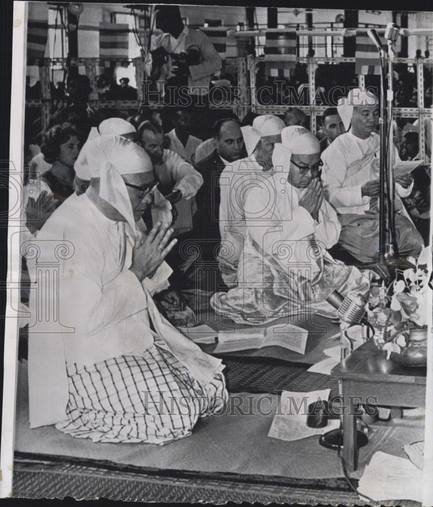 1961 Press Photo Prime Minister U Nu o Burma in Buddhist Prayer - Historic Images