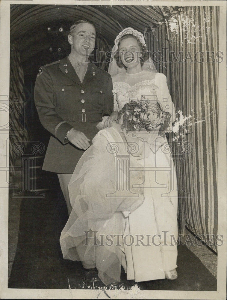 1943 Press Photo Lt Daniel Needham Jr and his bride - Historic Images