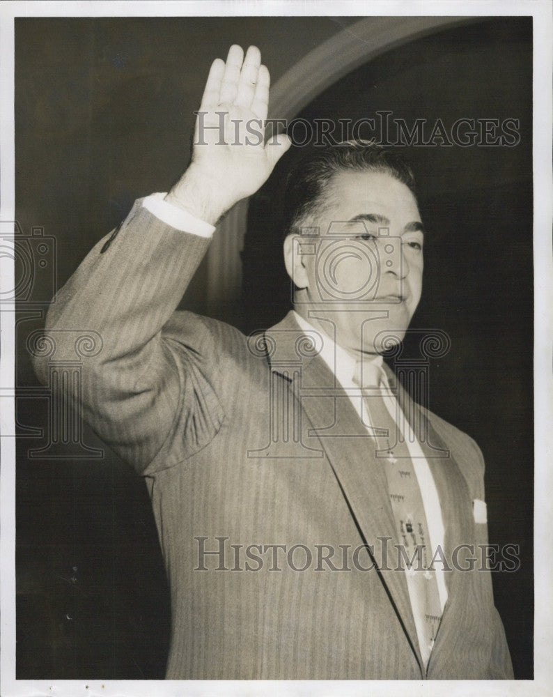 1956 Press Photo Vincent DiNummo sworn in at a hearing - Historic Images