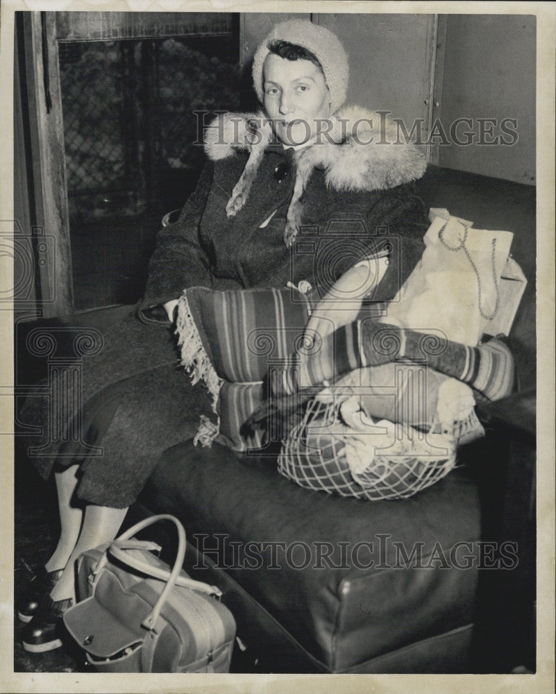 1960 Press Photo Mrs Helena Buczkowski rom Warsay Poland at Logan Intl Airport - Historic Images