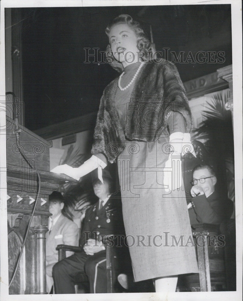 1957 Press Photo Lady speaking. - Historic Images