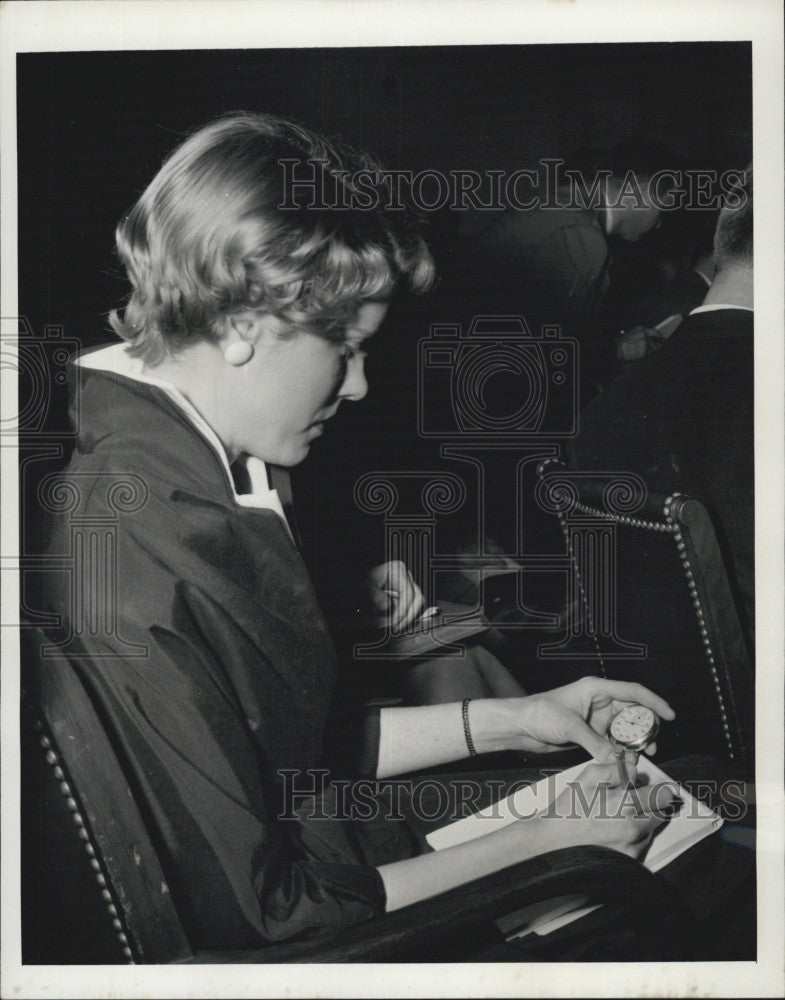 1954 Press Photo Senate time keeper Maxine Buffalohide behind Committee hearing - Historic Images