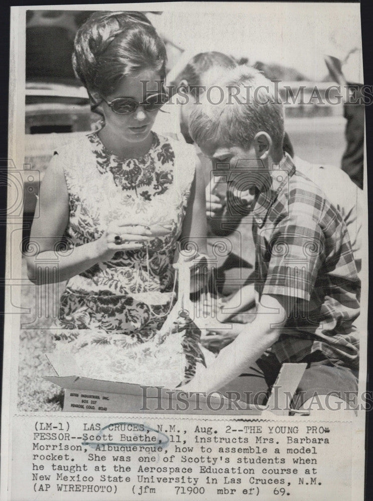 1969 Press Photo Scott Buethe and Barbara Morrison Build Model Rocket - Historic Images