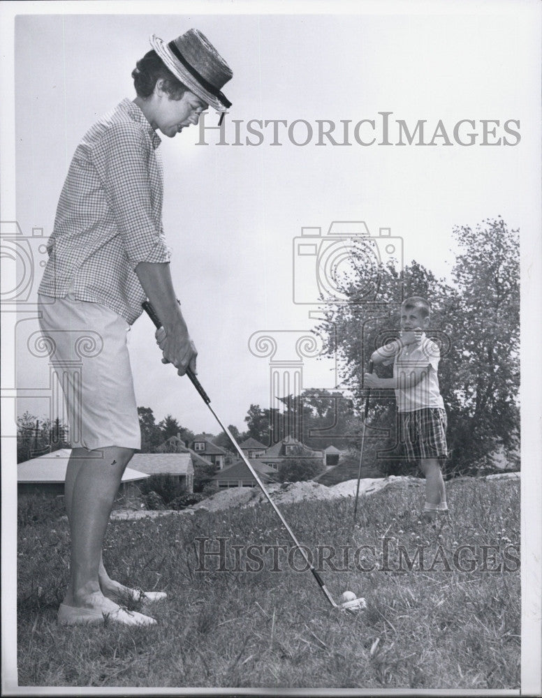 Press Photo Mrs. John Buckley, Jr Plays Golf - Historic Images