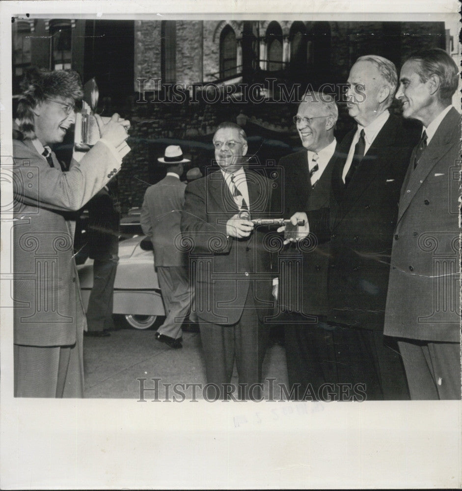 1952 Press Photo Don Hill, TV Impersonator taking picture of Candidates for Pres - Historic Images