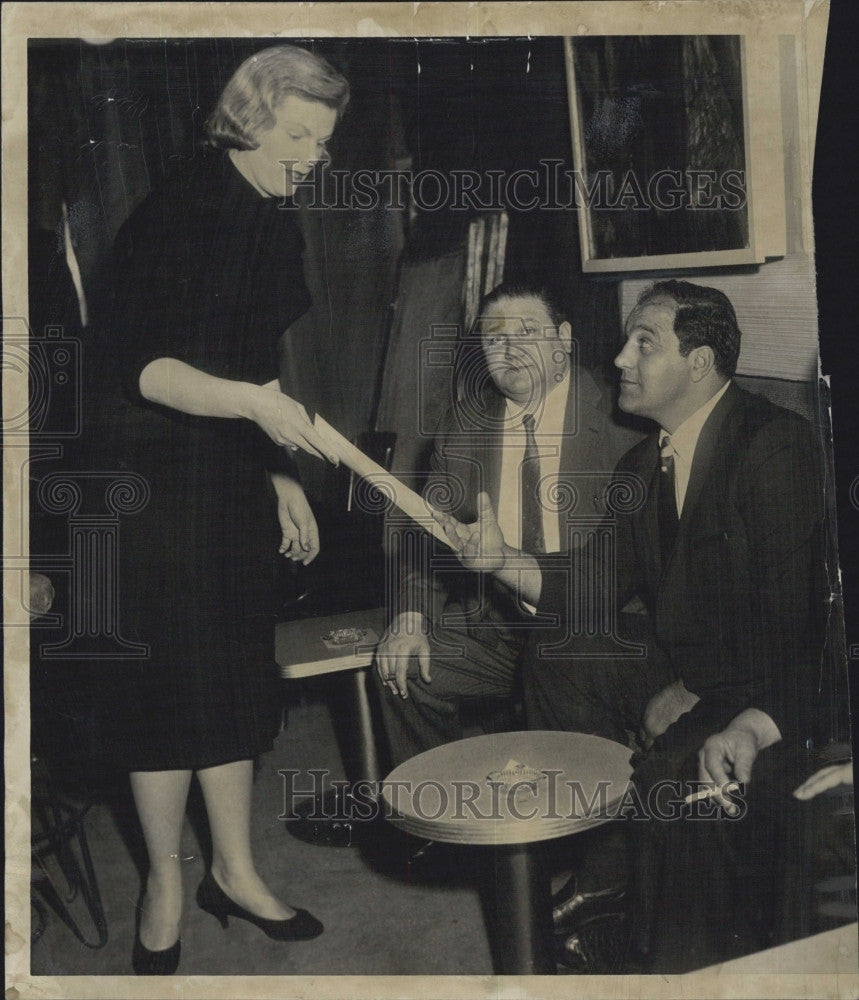 1959 Press Photo Rocky Mariano,ex-world heavyweight champion handed menu, - Historic Images