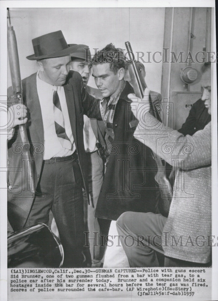 1957 Press Photo Sid Brunner escorted by police with guns - Historic Images