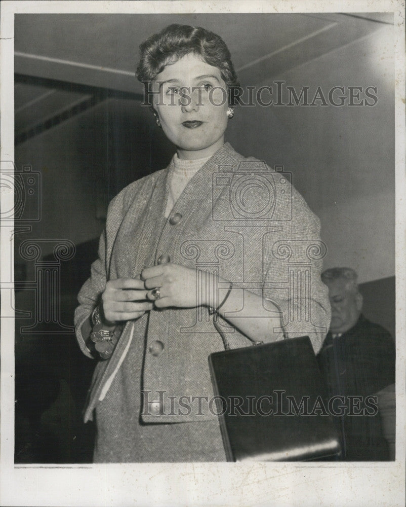 1956 Press Photo Mrs Barbara Bruno school teacher and witness in Brinks Case - Historic Images