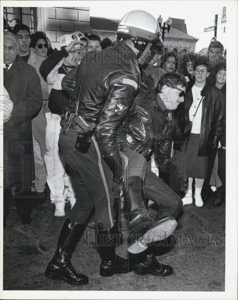 1990 Press Photo Motorcycle Policeman was Hit by Ted Danson &amp; Kirstie Alley&#39;sCar - Historic Images