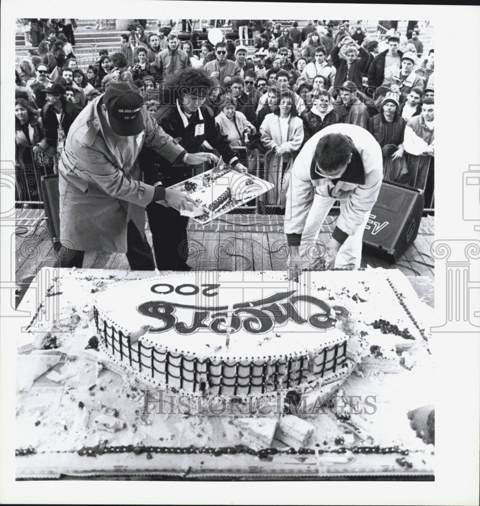 1990 Press Photo &quot;Cheers&quot; 200th Party in Boston - Historic Images