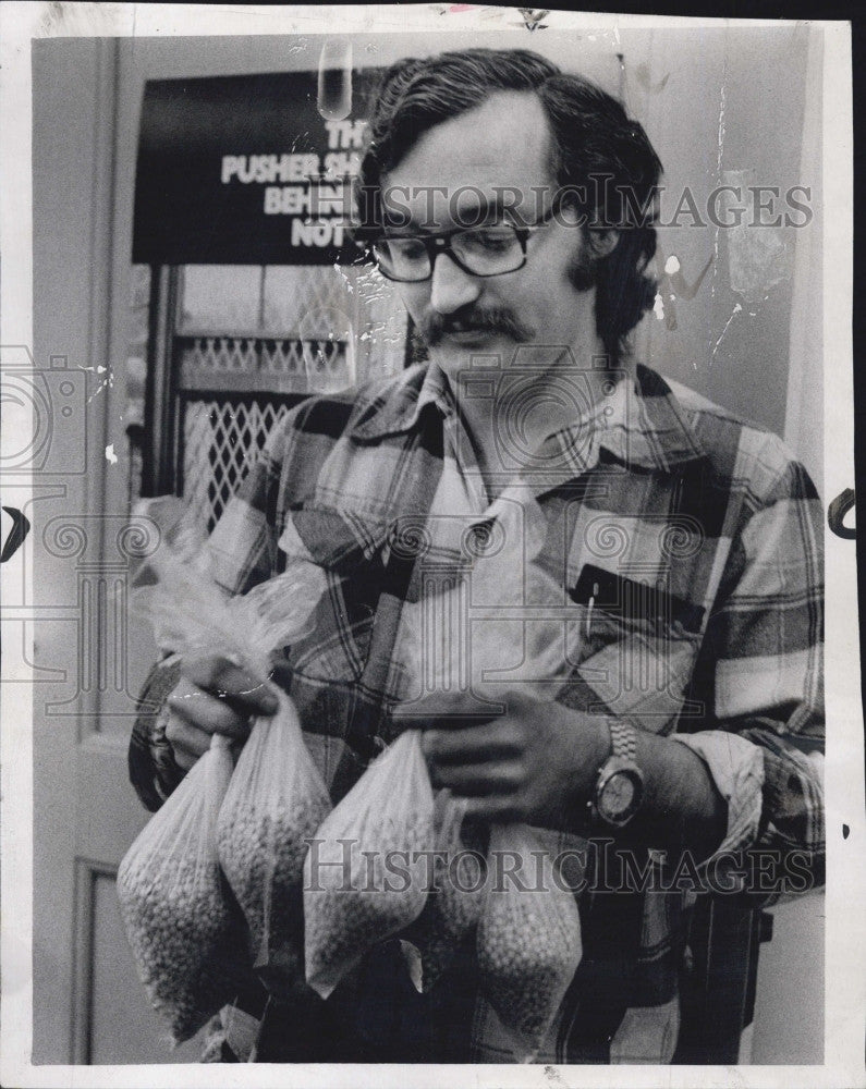 1975 Press Photo US Atty William Brown Holding Bags With 40K Animal Tranquilizer - Historic Images