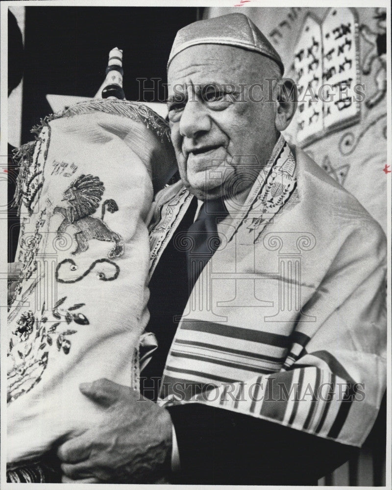 1979 Press Photo William &quot;Uncle Billy&quot; Brown Holding the Torah - Historic Images