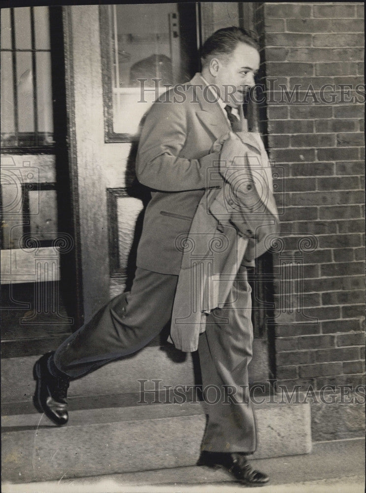 1952 Press Photo Albert Brunelle of Lowell Running from Jail Where he was Bailed - Historic Images