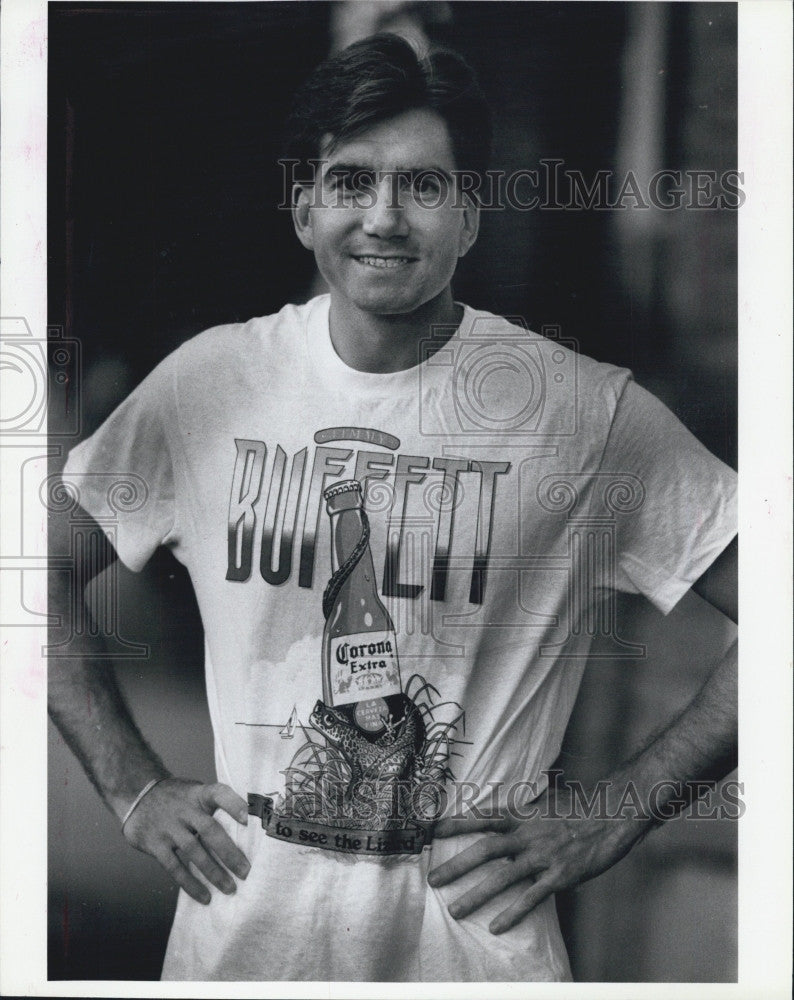 1990 Press Photo A man in a shirt with Corona Beer - Historic Images