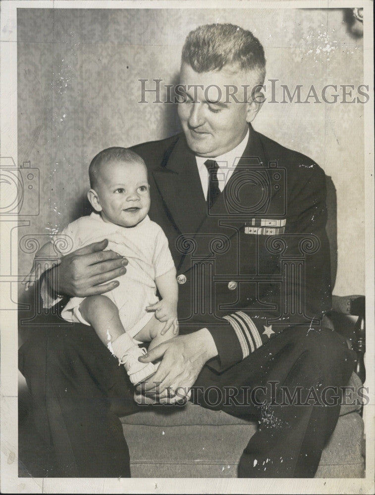 1945 Press Photo Lt. Commander Mattis Buckley and son - Historic Images