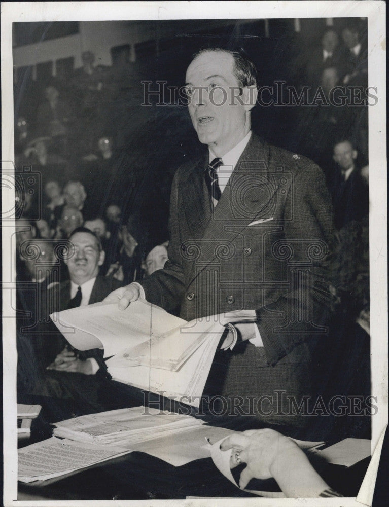 1943 Press Photo State auditor Tom Buckley offers his findings - Historic Images