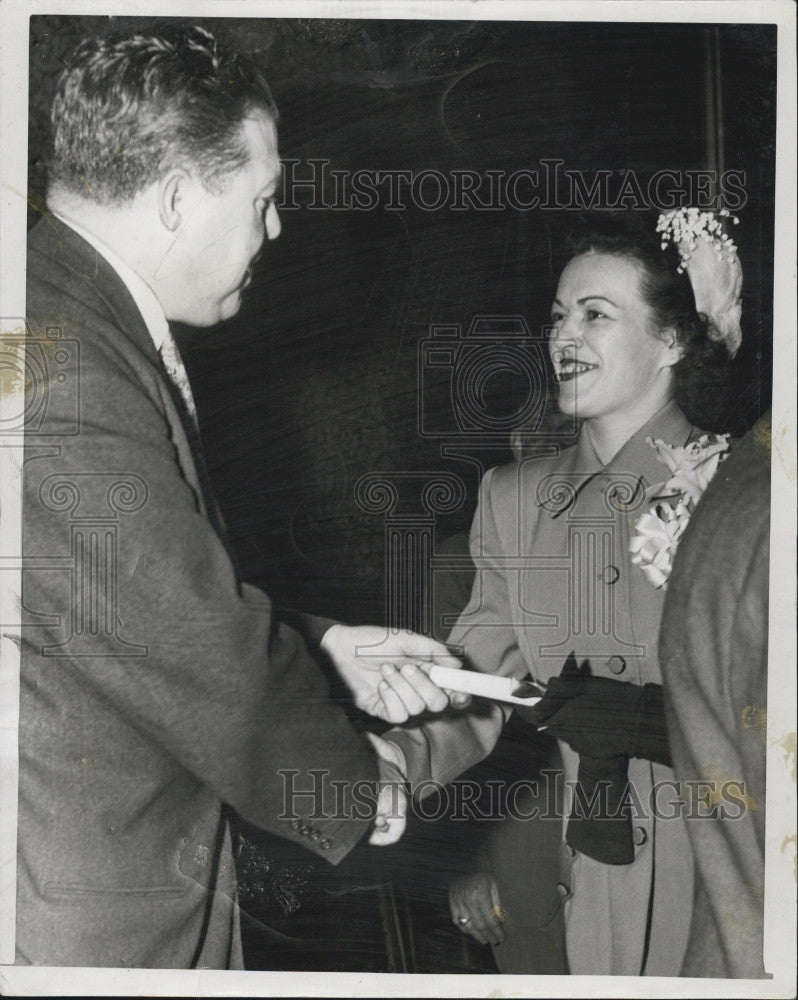 1958 Press Photo Mayor Edward Crane  w/ New Policewoman Louise Nelson - Historic Images