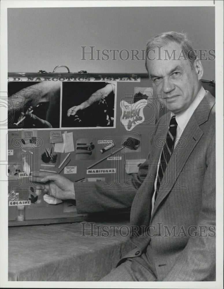 1982 Press Photo Edwin Newman In Pleasure Drugs: The Great American High - Historic Images