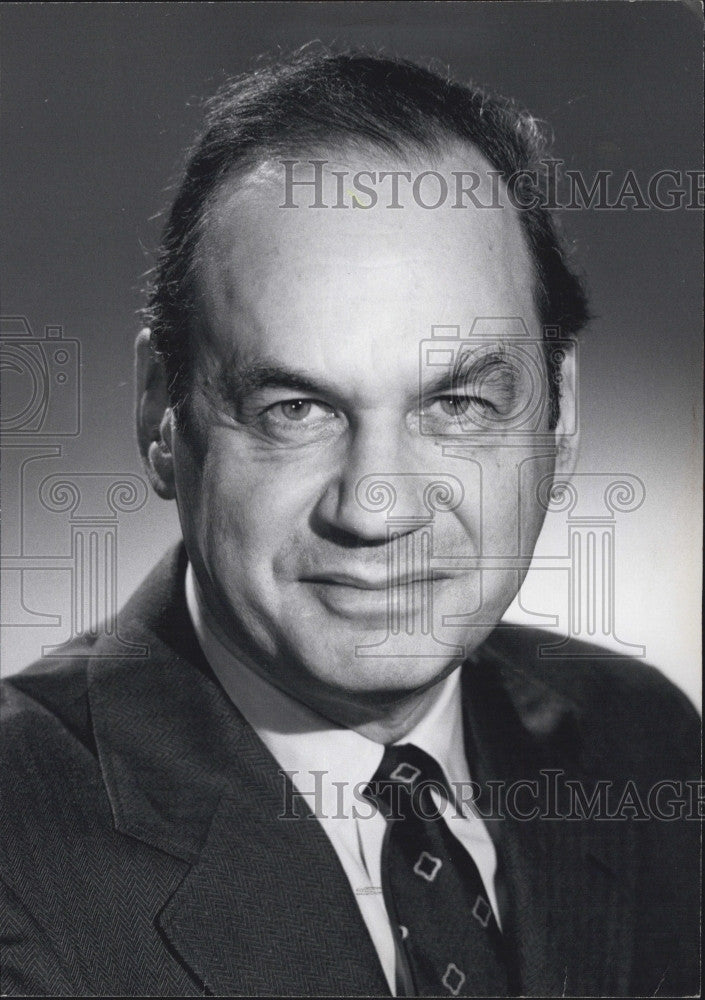 1977 Press Photo Commentator and TV host Edwin Newman - Historic Images