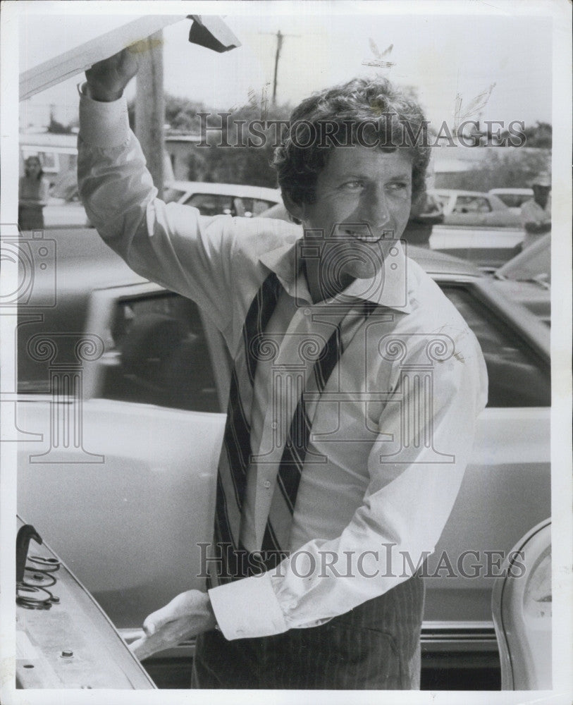 1975 Press Photo Actor Barry Newman - Historic Images