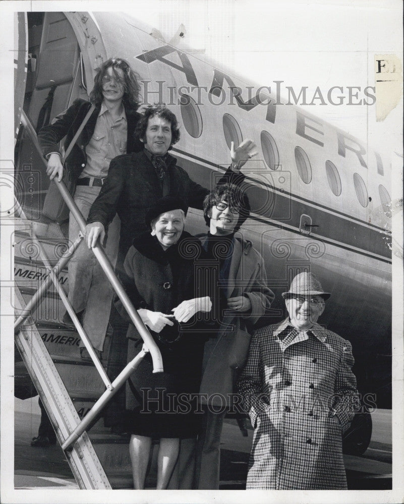 1971 Press Photo Kristoffer Tabore, actor Barry Newman, Petra Kastner at airport - Historic Images