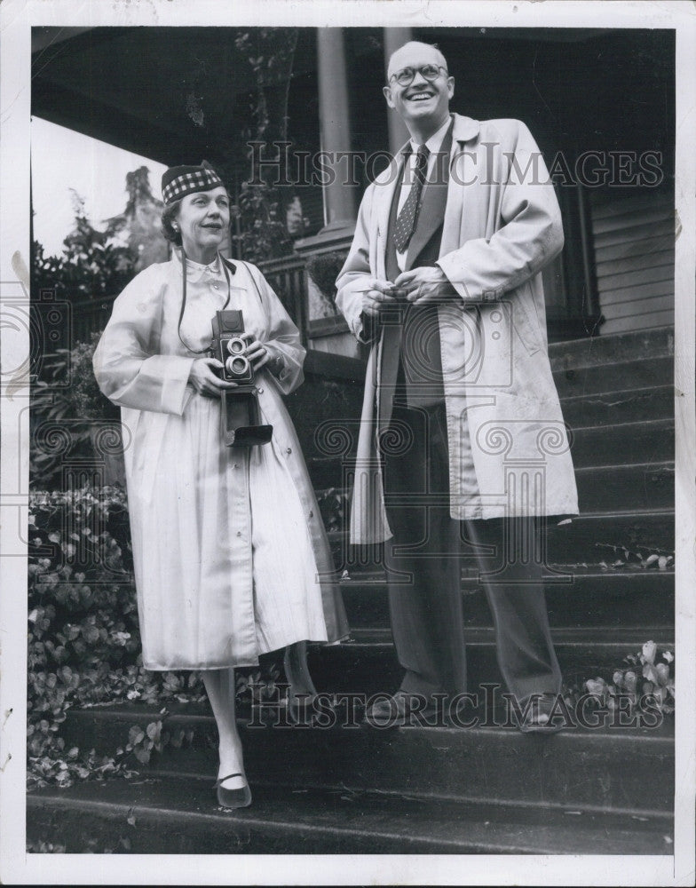 1954 Press Photo Richard Neuberger &amp; wife outside their home - Historic Images