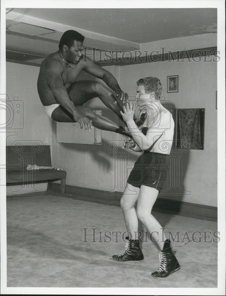 1959 Press Photo English actor Derren Nesbitt, scene from &quot;The Bloodfight&quot;. - Historic Images