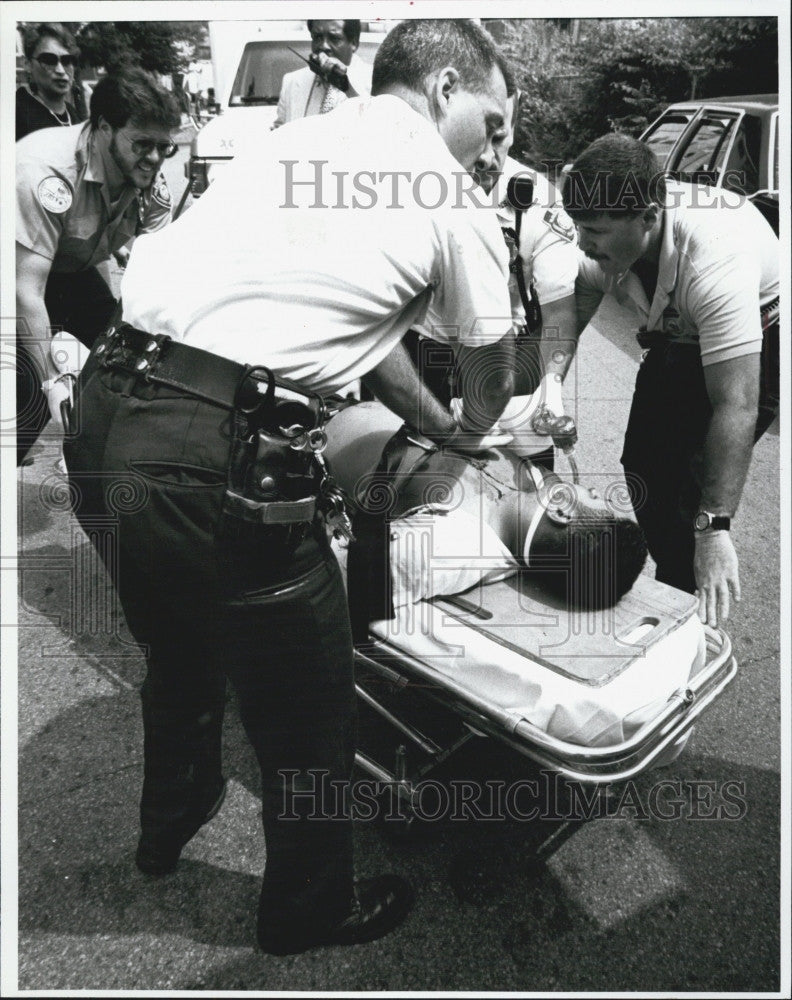 1993 Press Photo Shooting of Joshua Newman, E.M.S. does CPR on victim - Historic Images