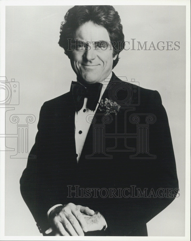 Press Photo Singer Anthony Newley performs at North Sore Music Theatre - Historic Images