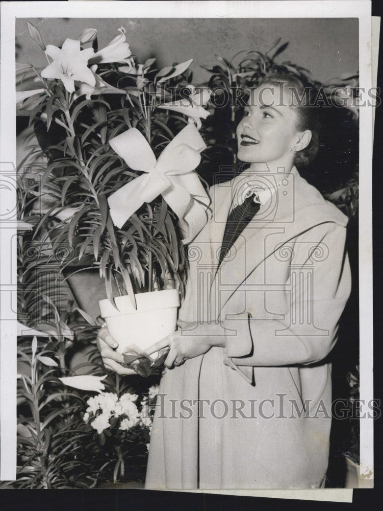 1956 Press Photo Marie Kelly Seltzers Flower Shop Easter Lily - Historic Images