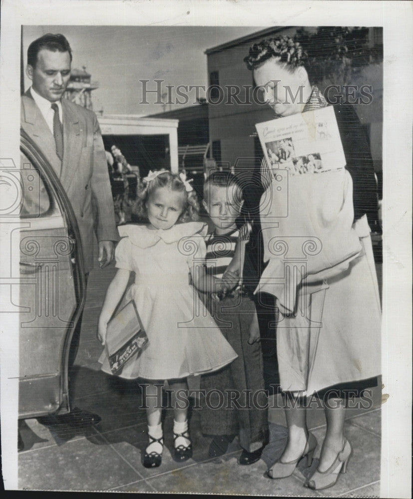 1950 Press Photo Wife &amp; children of suspected bomber JohnHenry Grant - Historic Images