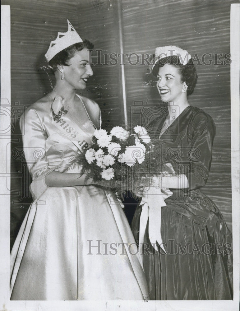 1954 Press Photo Camille Gravalesse Fashion Model Queens Award Mrs Anne Riordan - Historic Images