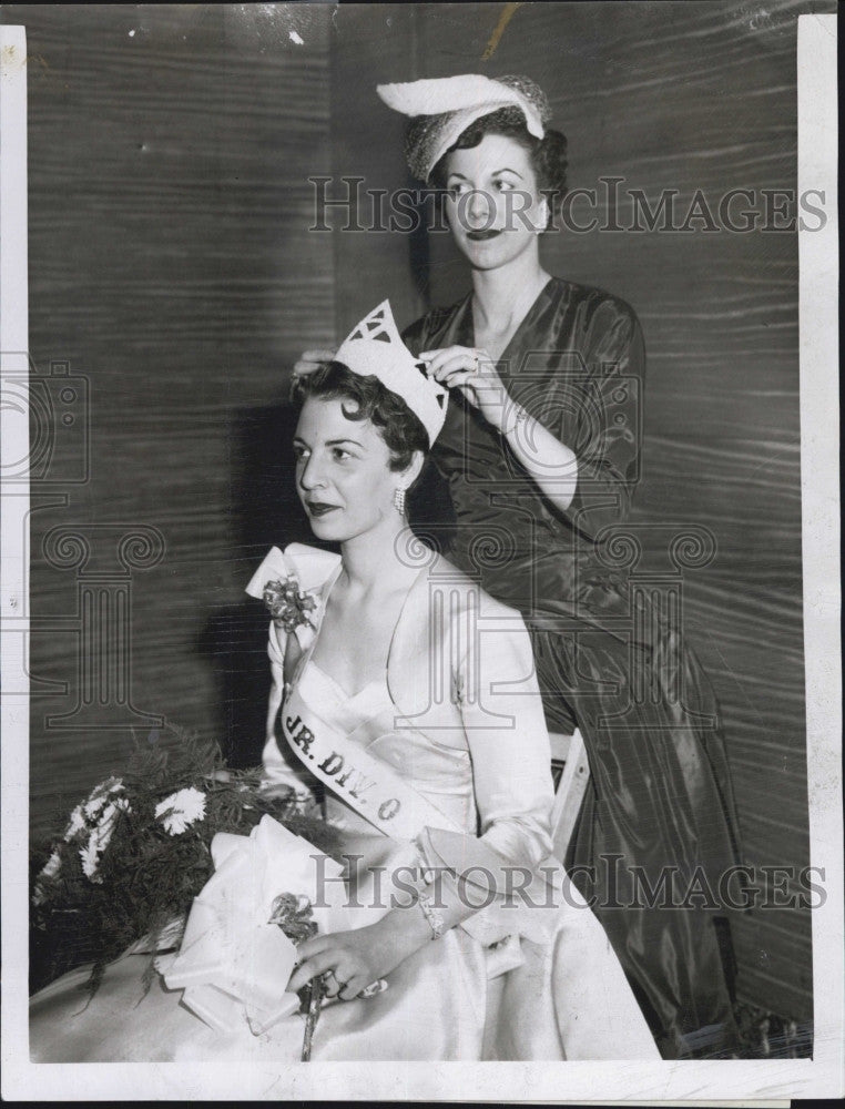 1954 Press Photo Camille Gravalesse Winner Fashion Models Queen Mrs Anne Riordan - Historic Images