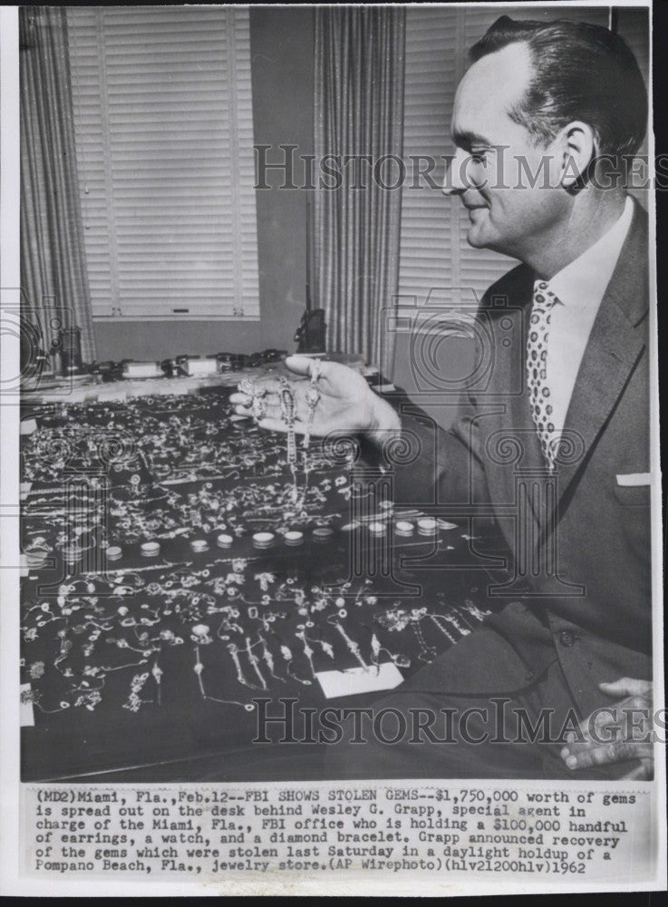 1962 Press Photo FBI agent Wesley Grapp &amp; stolen jewels - Historic Images