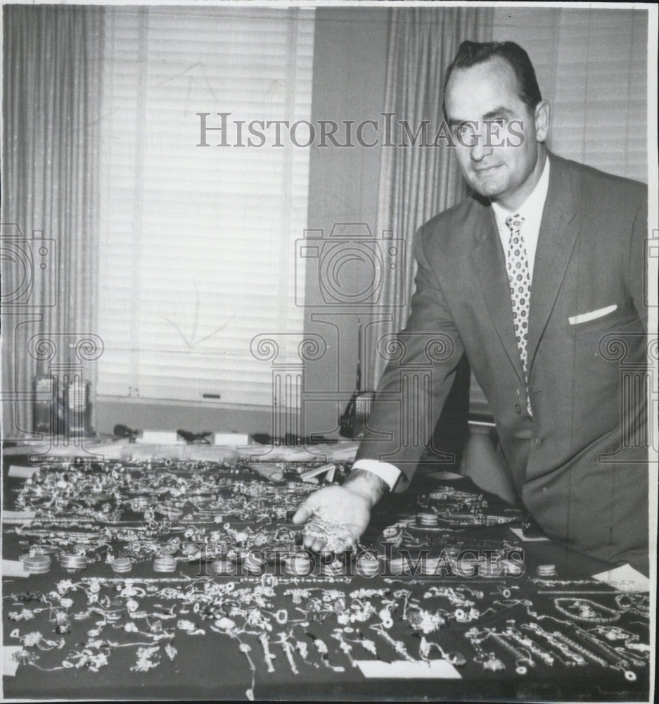 1962 Press Photo FBI agent Wesley Grapp &amp; recovered stolen jewels - Historic Images