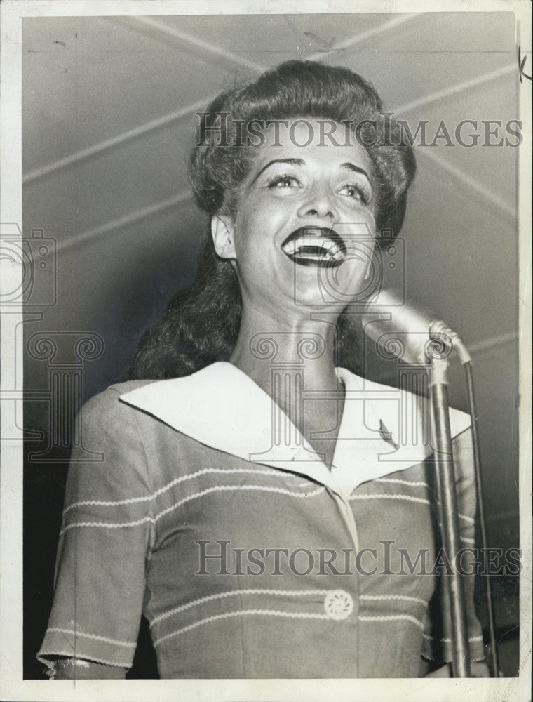 1943 Press Photo Actress, CArol Bruce at the microphone - Historic Images