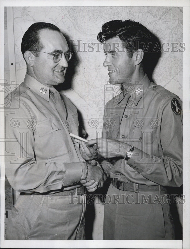 1946 Press Photo Capt Glenn V Brumbaugh &amp; Lt Thomas A Daniels - Historic Images