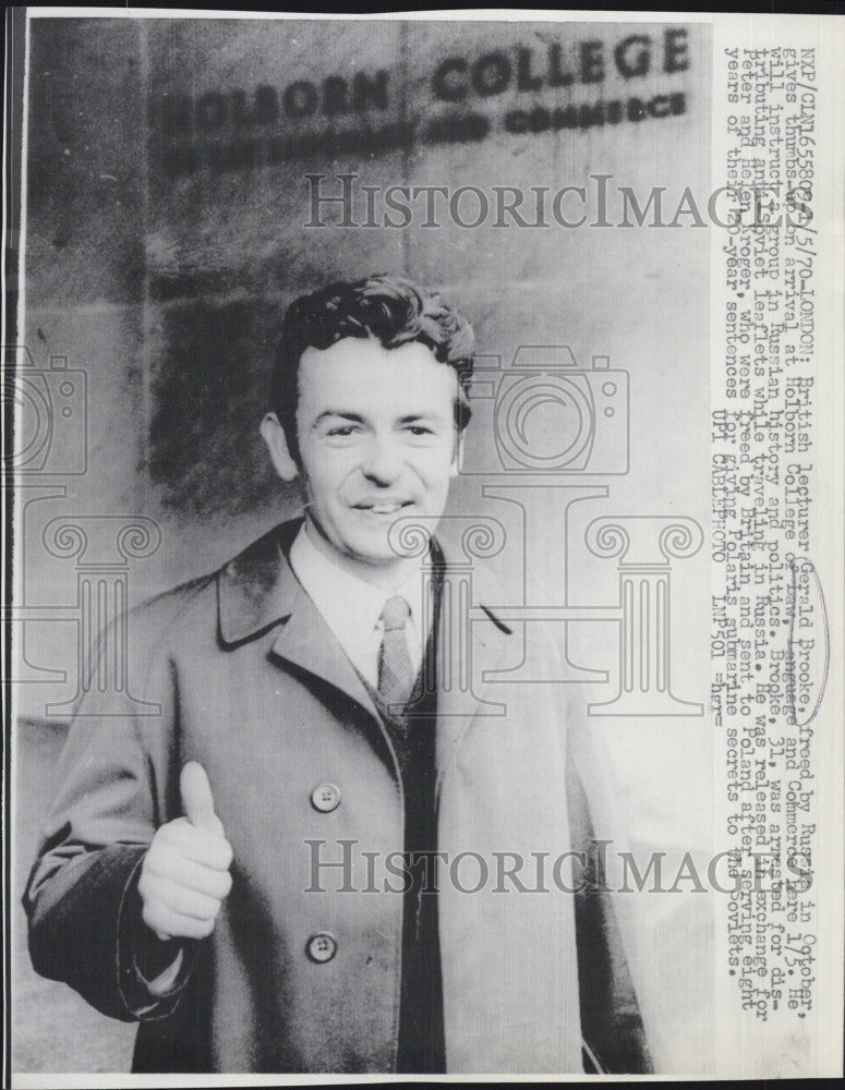 1970 Press Photo British Lecturer Gerald Brooke Arrives At Holburn College - Historic Images