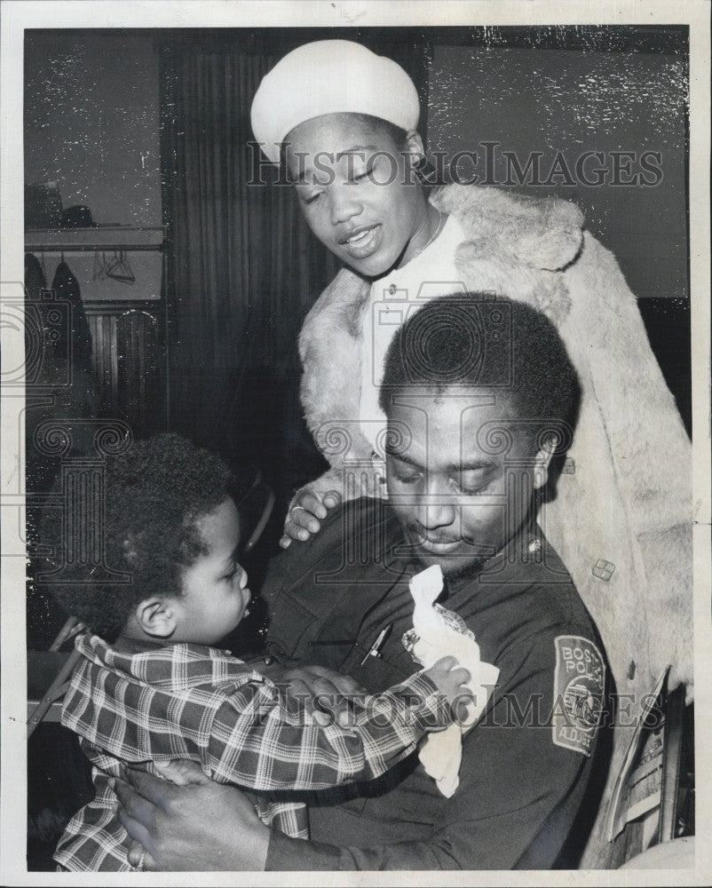 1976 Press Photo Sekou Rashid Brown &amp; dad, officer Sherman  &amp; mom - Historic Images