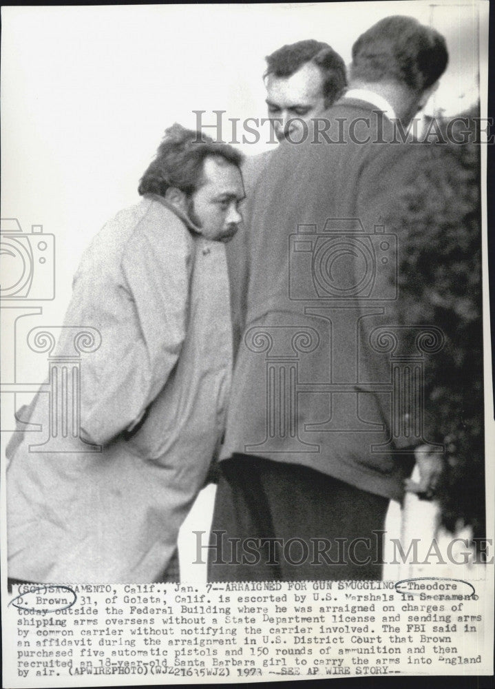 1973 Press Photo Theo D Brown &amp; US Marshals he s accused of firearms smuggling - Historic Images