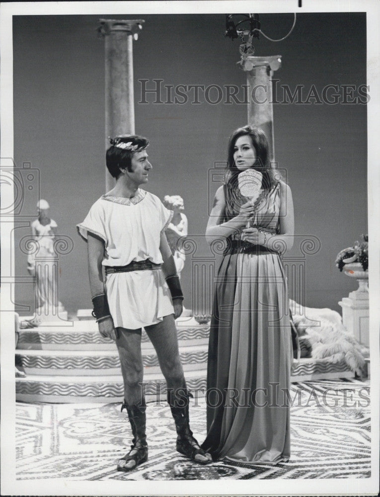 1970 Press Photo Des O&#39;Connor and Valerie Leon on &quot;The Des O&#39;Connor Show&quot; - Historic Images