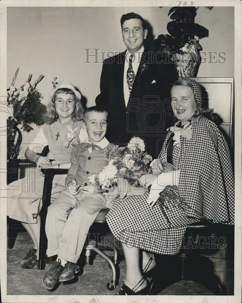 1951 Press Photo Dr Charles A Brusch and his family - Historic Images