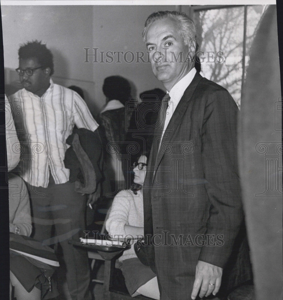 1969 Press Photo Harvard prof. Siegfried Bruening - Historic Images