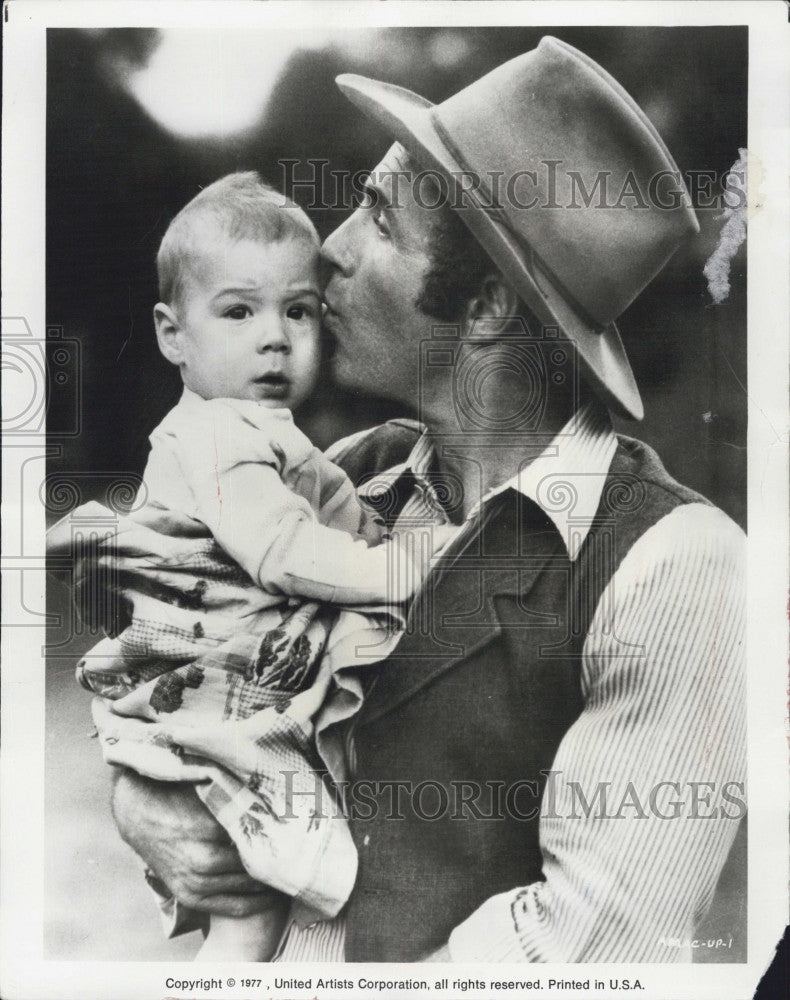 1977 Press Photo James Cann and Baby Simon. - Historic Images