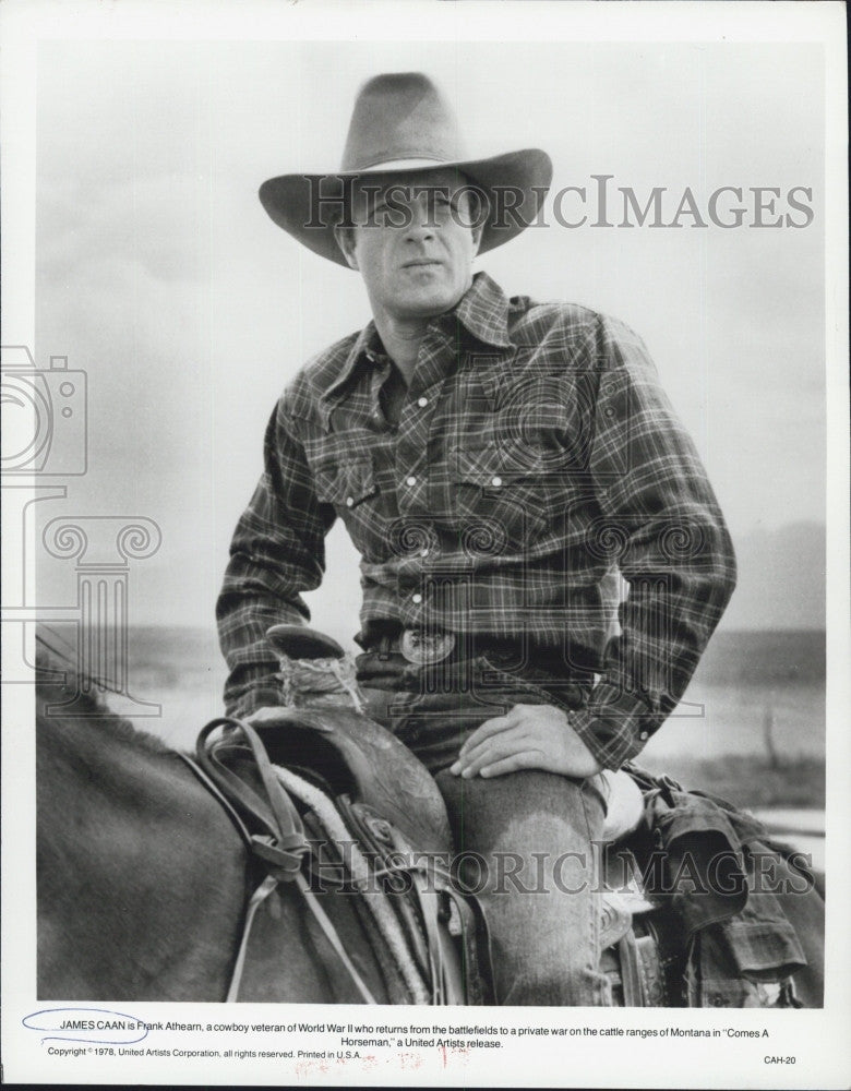 1979 Press Photo Actor James Caan  in &quot;Comes A Horseman&quot; - Historic Images