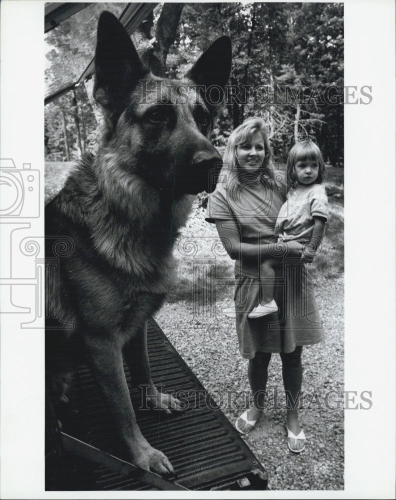 1991 Press Photo German Sheperd saves Martha and Cassandra O&#39;Connor. - Historic Images