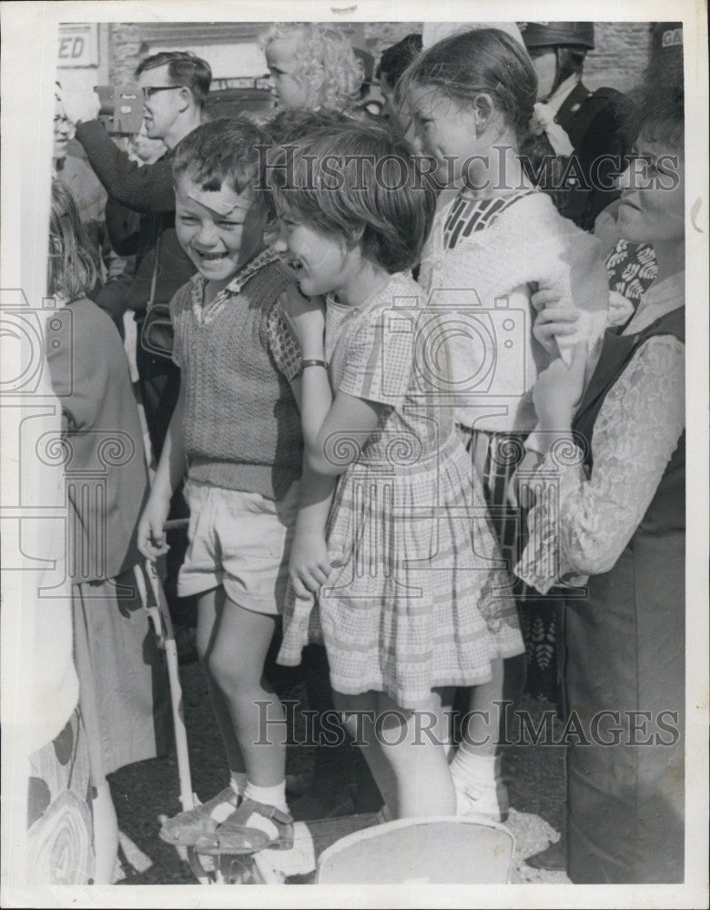 1965 Press Photo Whole Town turns out to cheer Cardinal in Ireland at Thomastown - Historic Images