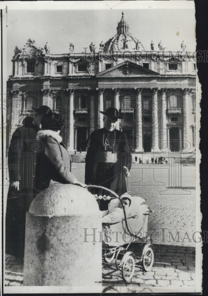 1958 Press Photo Cardinal Elect Richard Cushing of Boston blesses baby in St - Historic Images