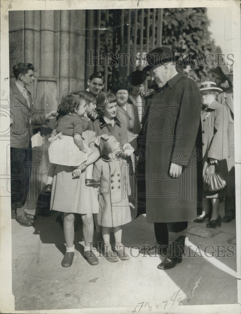 1949 Press Photo Bishop Richard Cushing talks to children - Historic Images