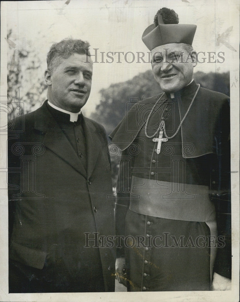 1945 Press Photo New Auxiliary Bishop Louis Kelleher With Arch Bishop Cushing - Historic Images